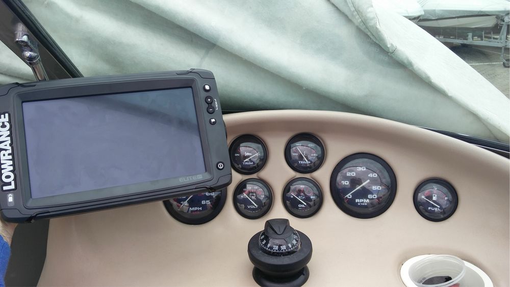 Barco bow rider Rinker Captiva 212 proa aberta, reboque, aceito retoma