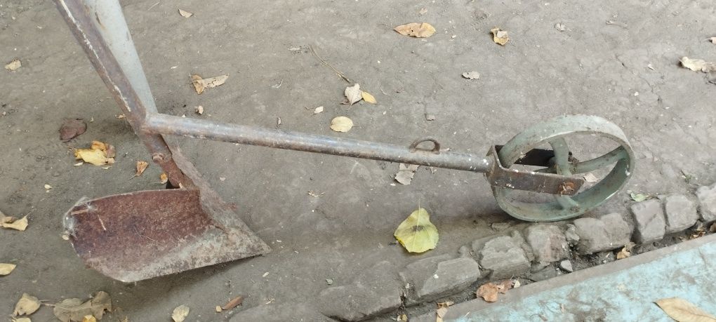 Плуг ручной в хорошем состоянии