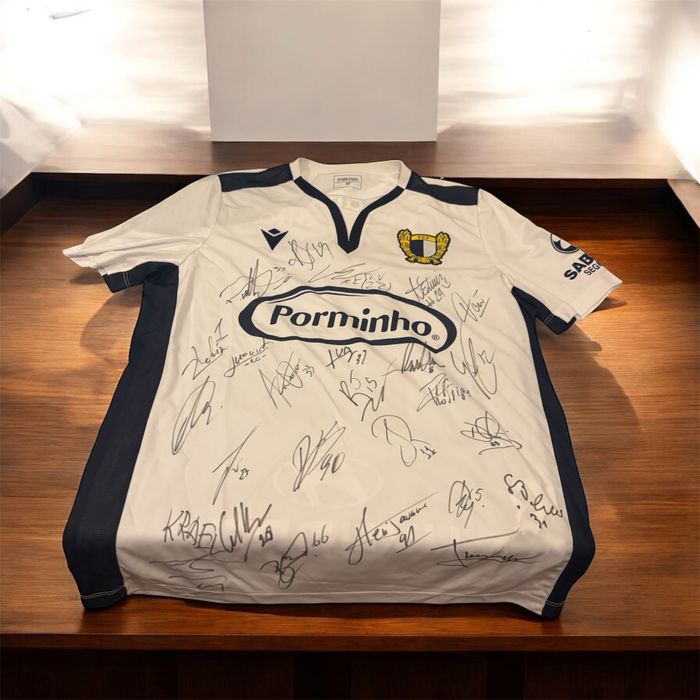 Camisola Famalicão Autografada Size M