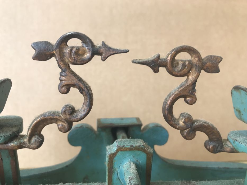 Stara żeliwna zabytkowa waga szalkowa