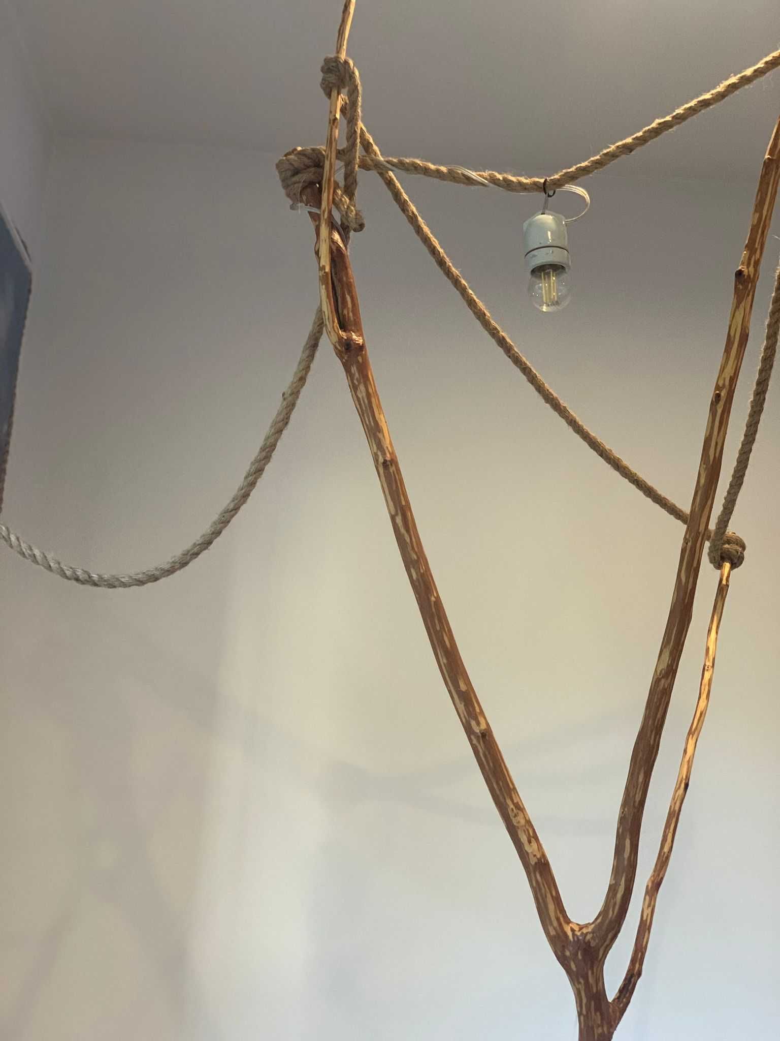 Unikatowa lampa stojaca z prawdziwego drewna i sznurka jutowego