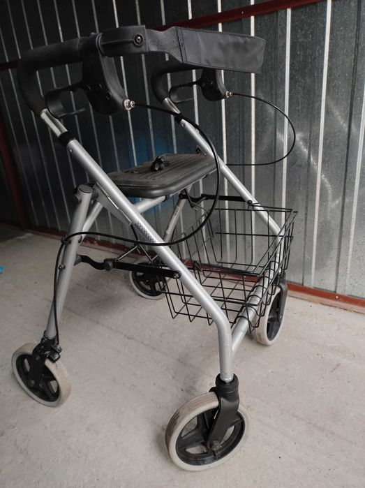 Wózek 4 kołowy dla seniora na zakupy
