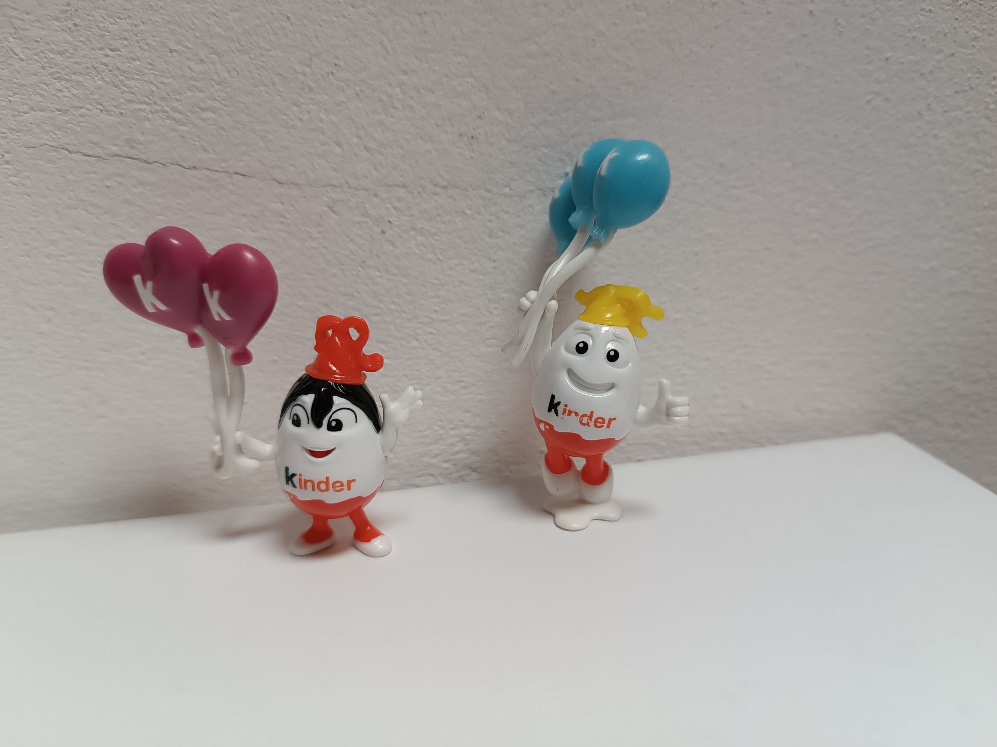 2 figurki Kinder jajko niespodzianka urodzinowe z balonami