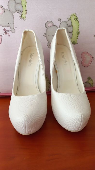 Весільні білі туфлі