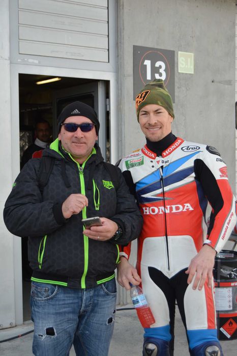 Joelheira autografada por Nicky Hayden – peça rara de colecionador