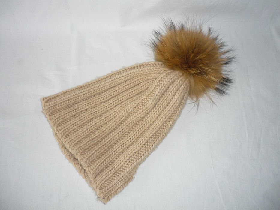 Шапка в рубчик з великим помпоном з натурального хутра єнот