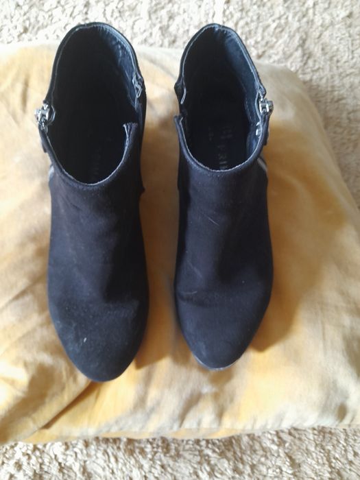 Botas de senhora 37 pretas com uns frisos prateado.