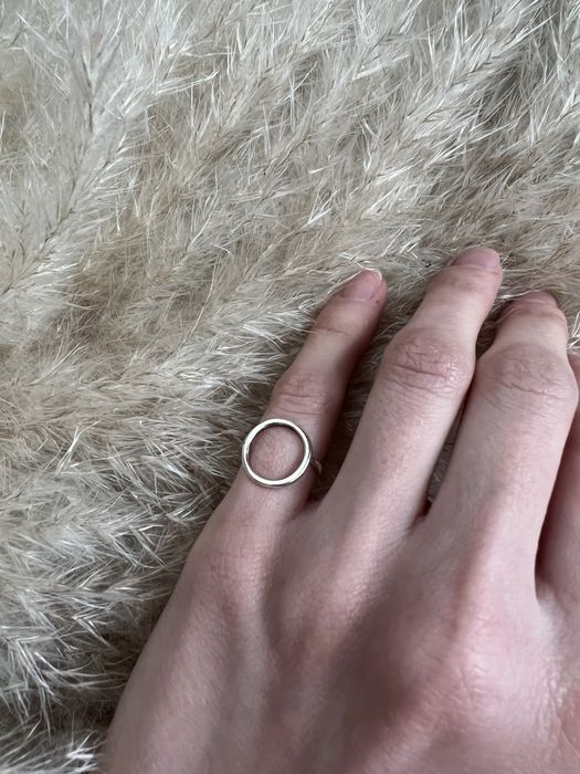 Маленька срібна каблучка