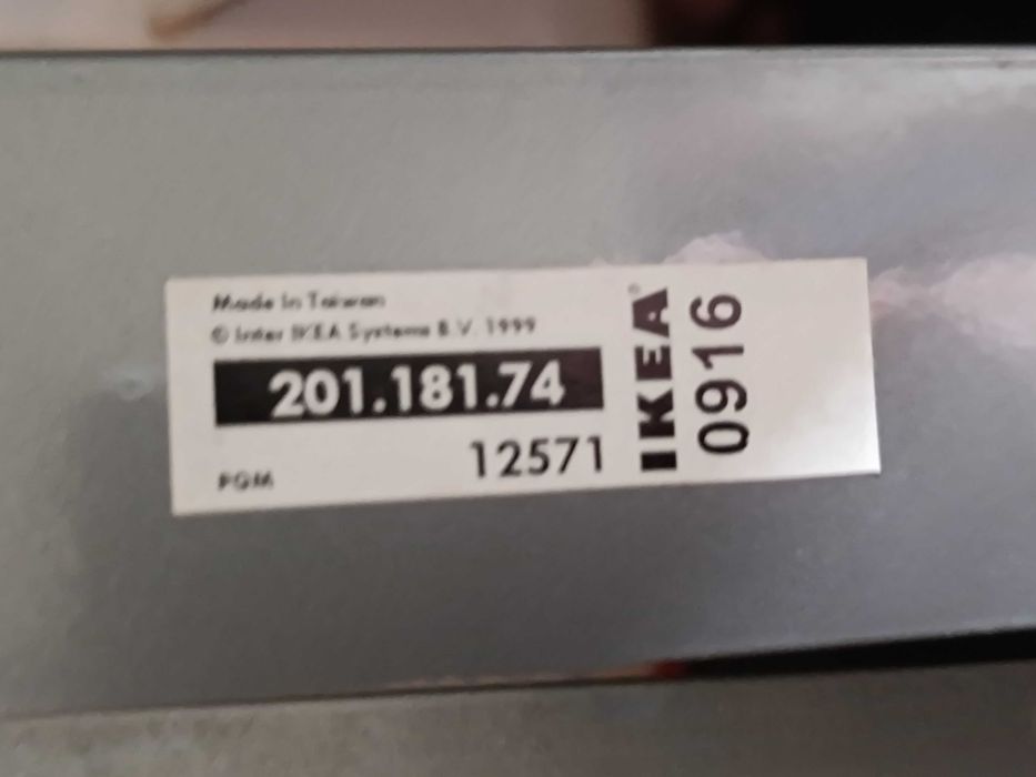 Suporte IKEA cinzento metálico para revistas e livros