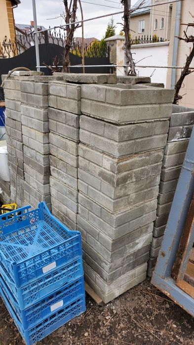 Стовбчики бетонні порожнисті  для паркану