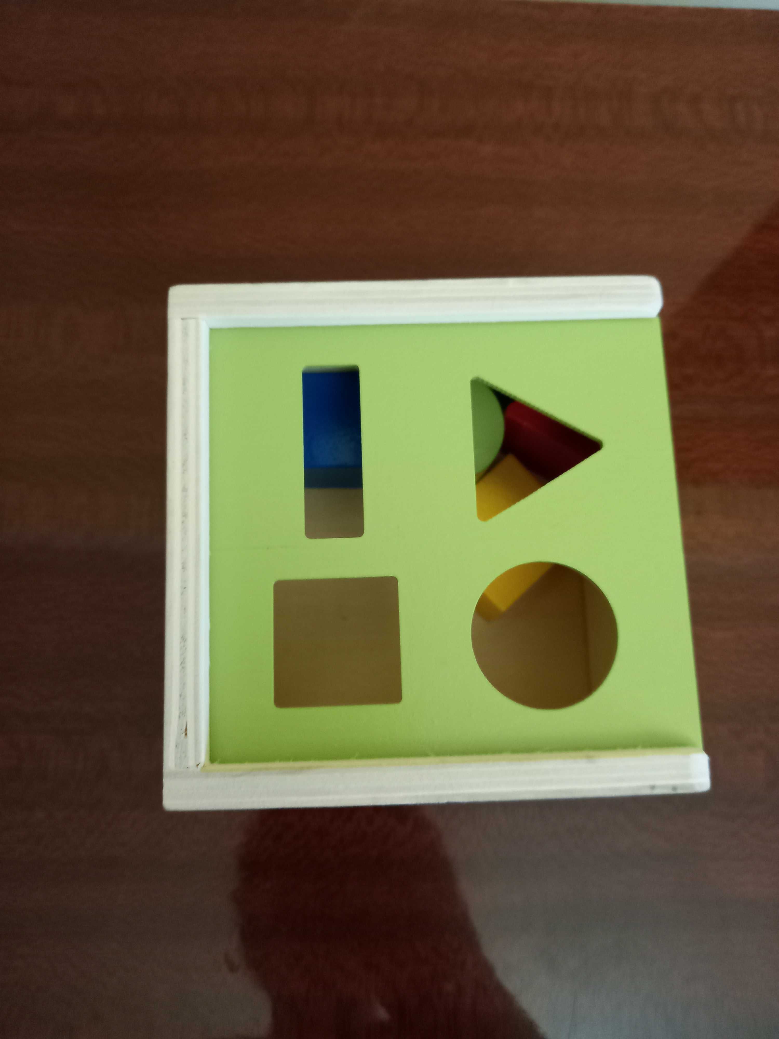 деревянный кубик с геометрическими фигурами