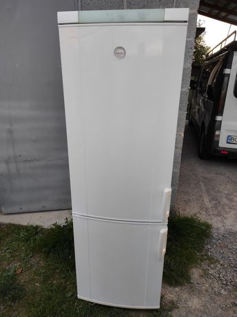 Холодильник Electrolux 185 см.