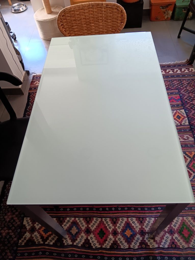 Mesa com tampo de vidro temperado