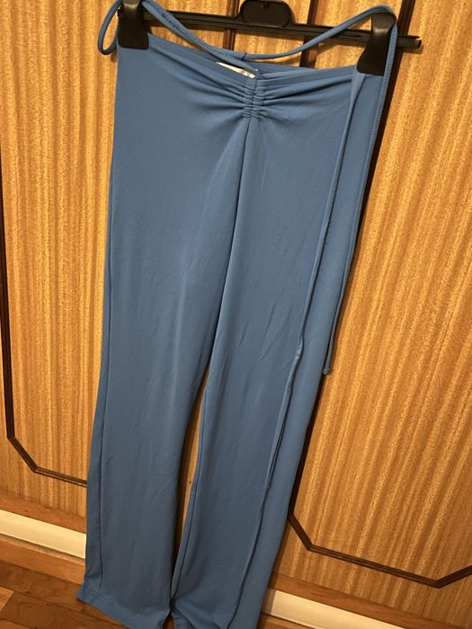 Calças á boca de sino com elásticos para apertar na barriga,Bershka,M