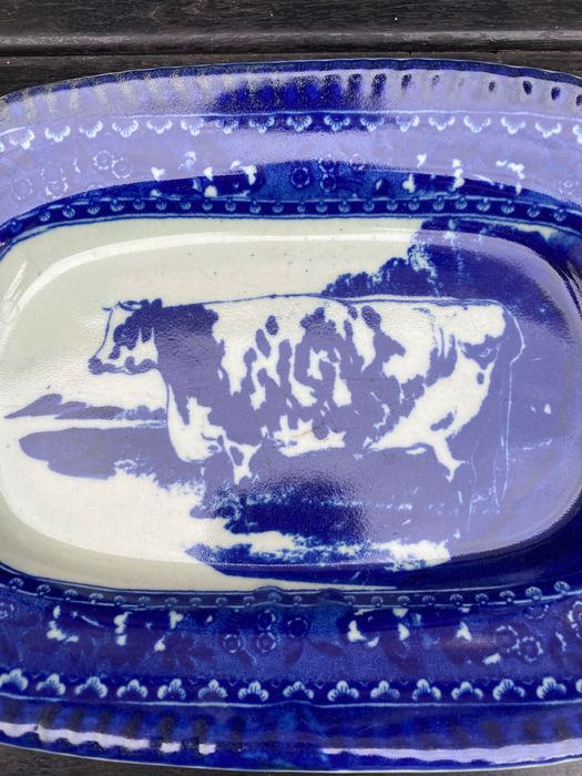 Travessa Vaca Inglesa Centenária Victoria Ware Ironstone 27,8 cm