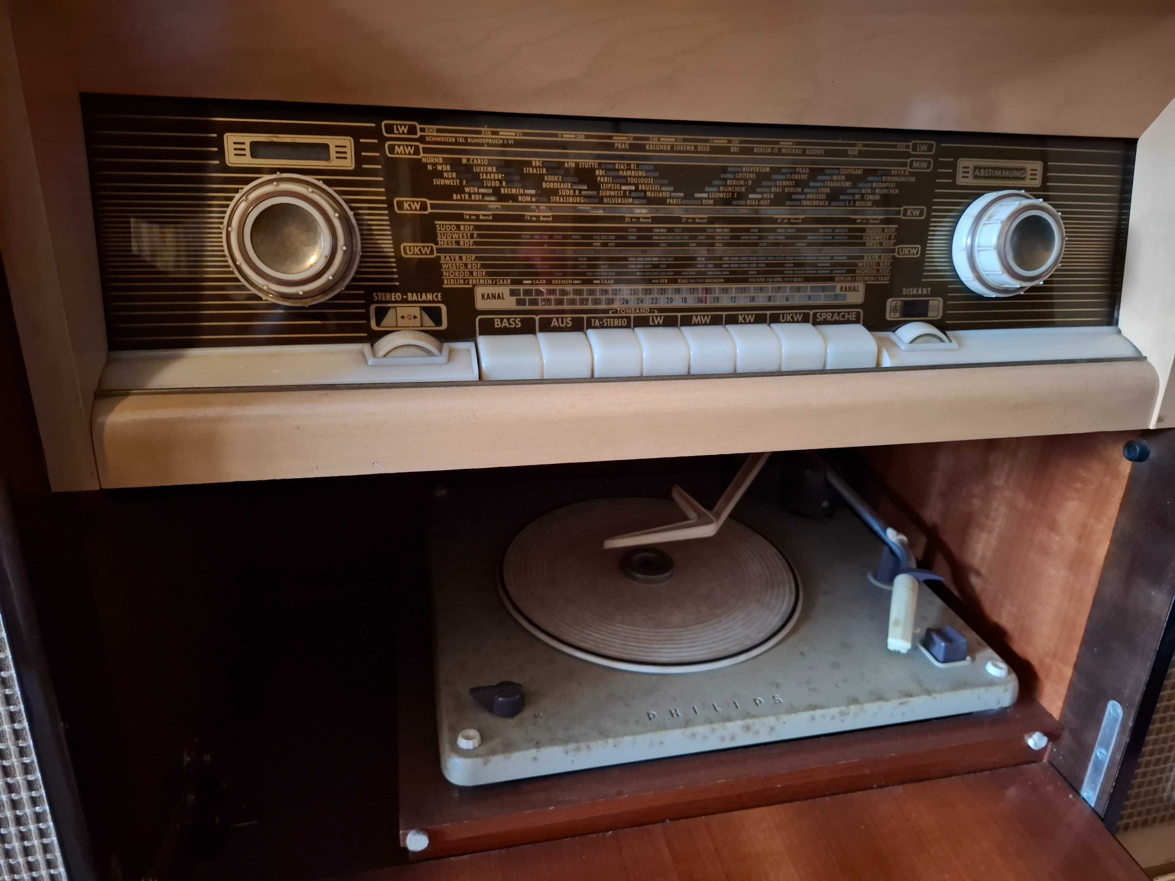 Rádio antigo com gira-discos