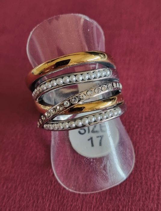 Anel bicolor, em aço, com zirconias e micropérolas. T17