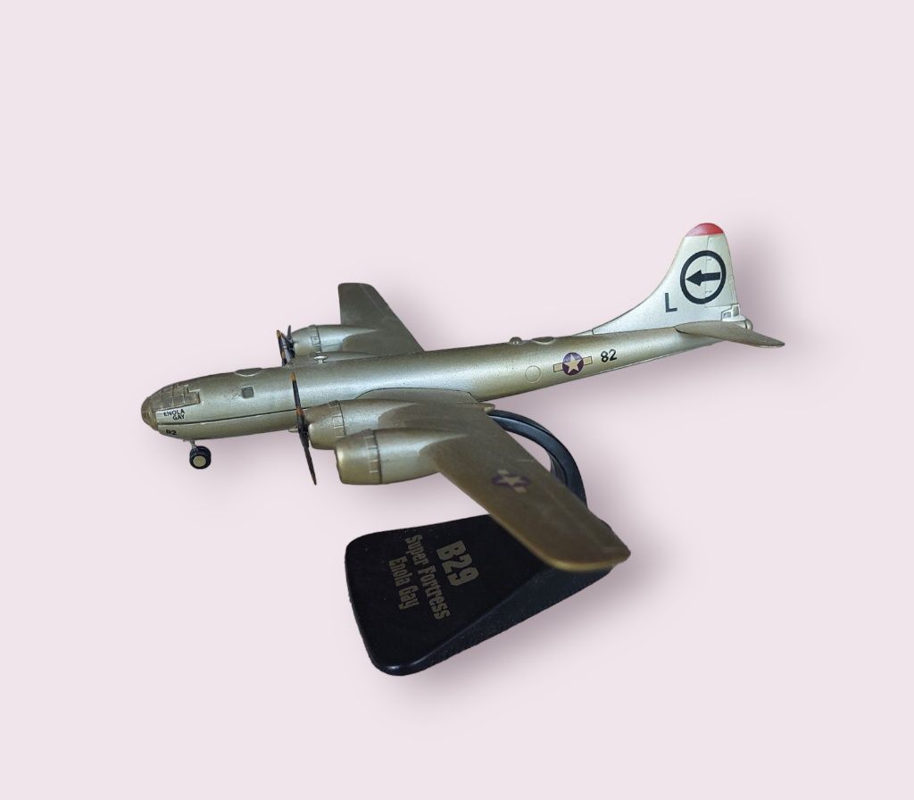 Model samolotu B29 Super Fortnes Elona Gay