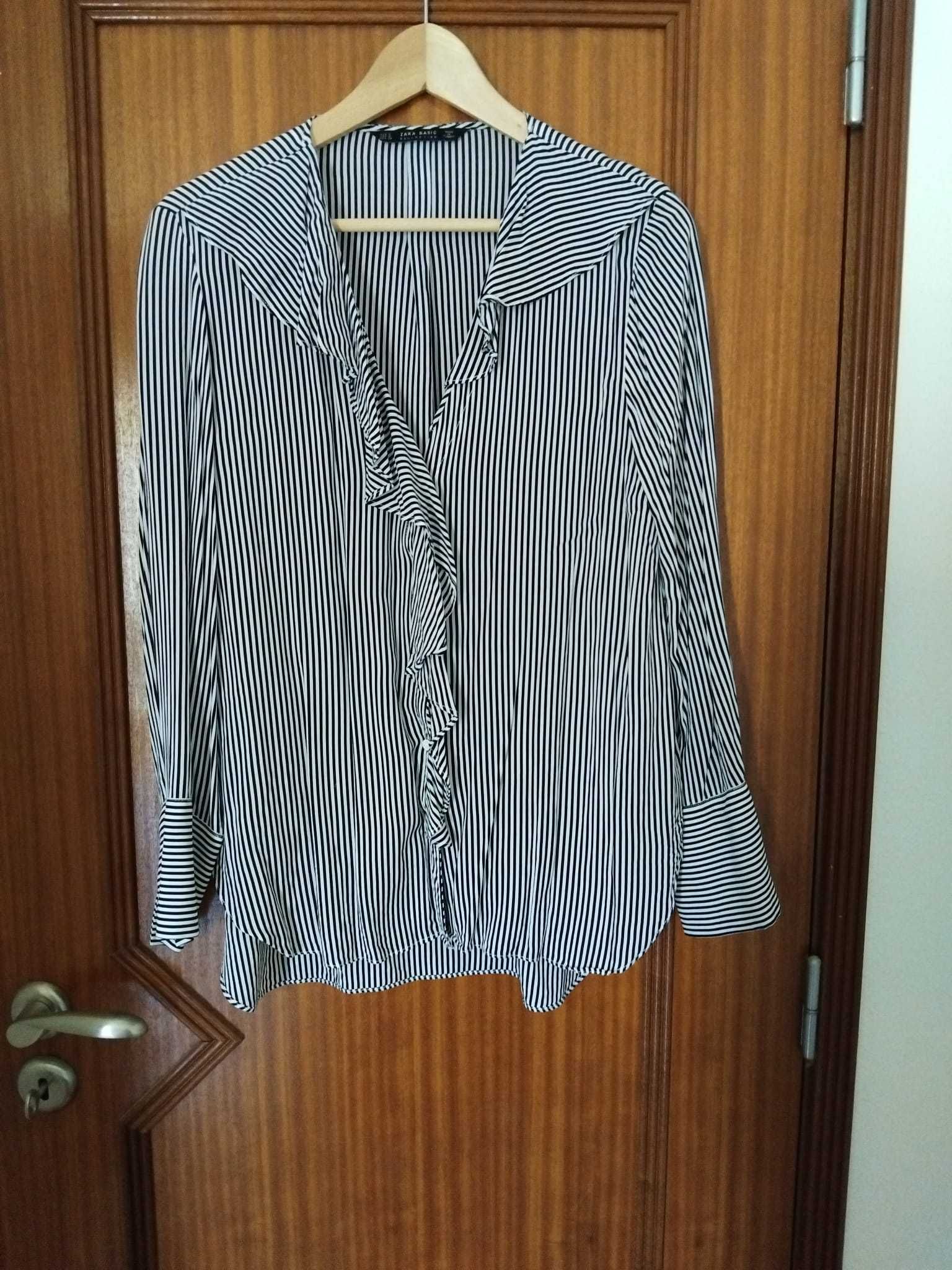 Blusa às riscas pretas e brancas