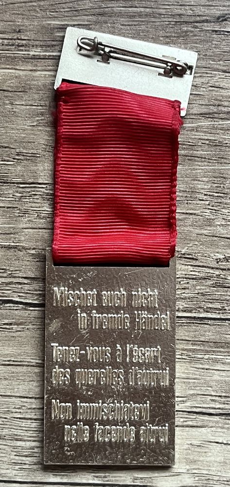 Medal widoczny na zdjeciach.