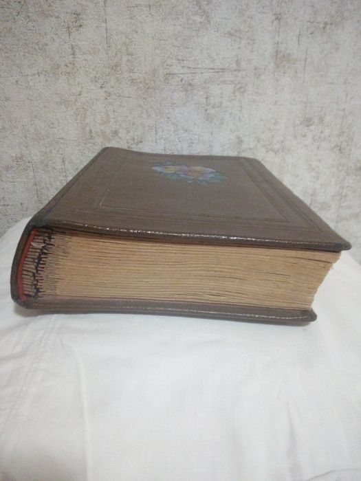 Старинный кожаный альбом для фотографий