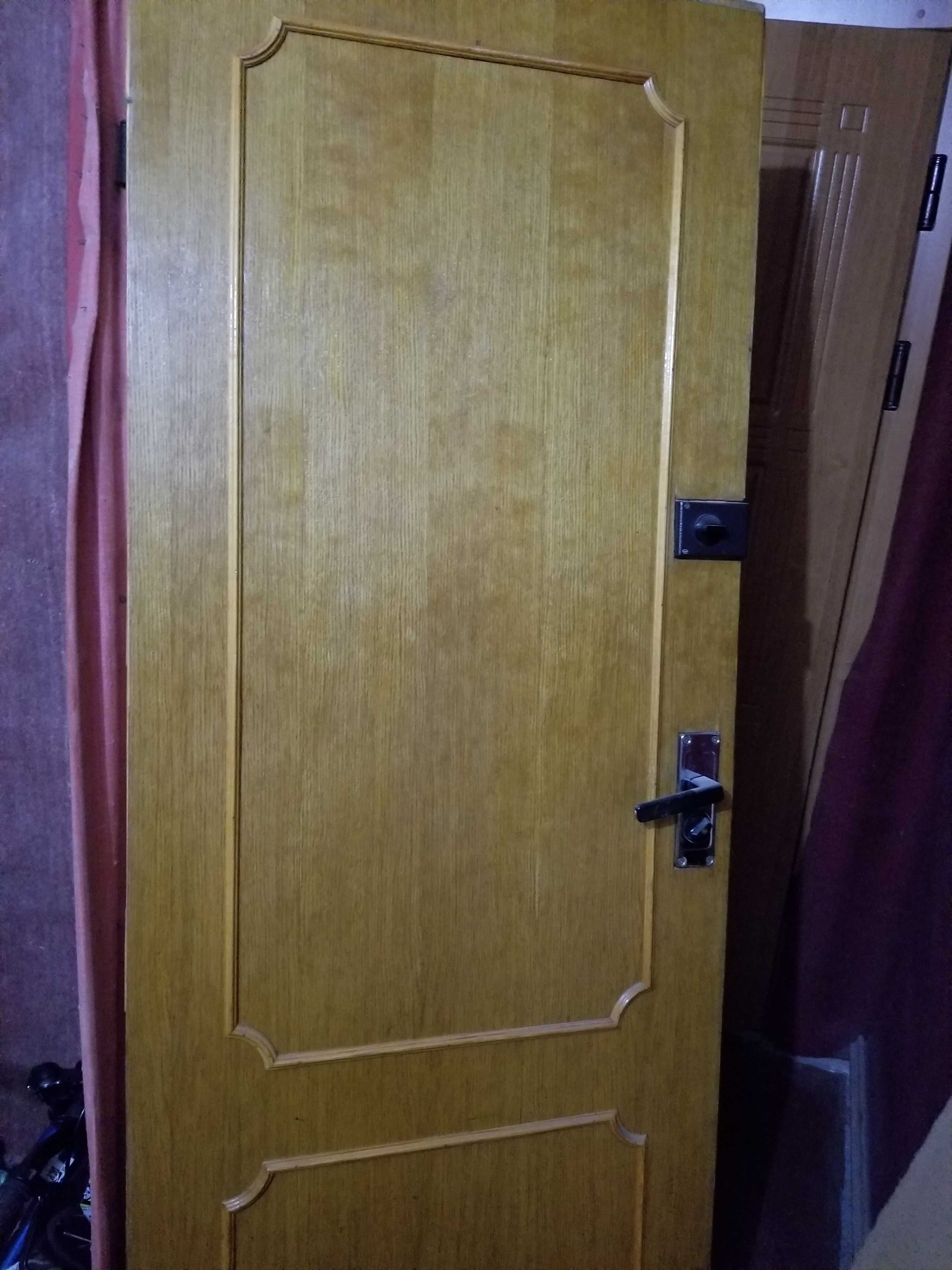 Продам новую дверь с коробкой из сосны