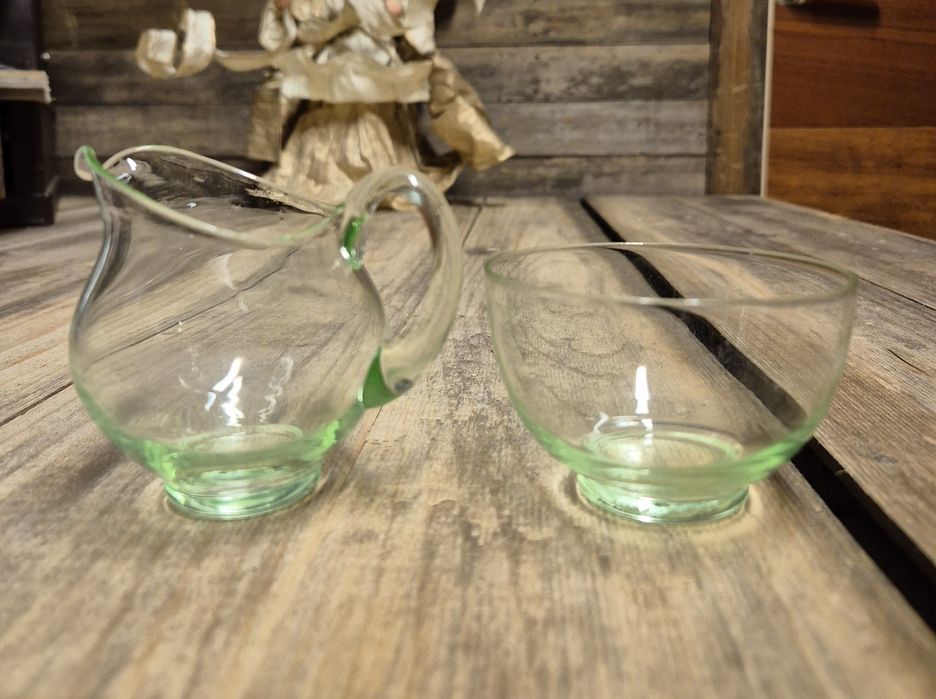 Szklany mlecznik i cukiernica