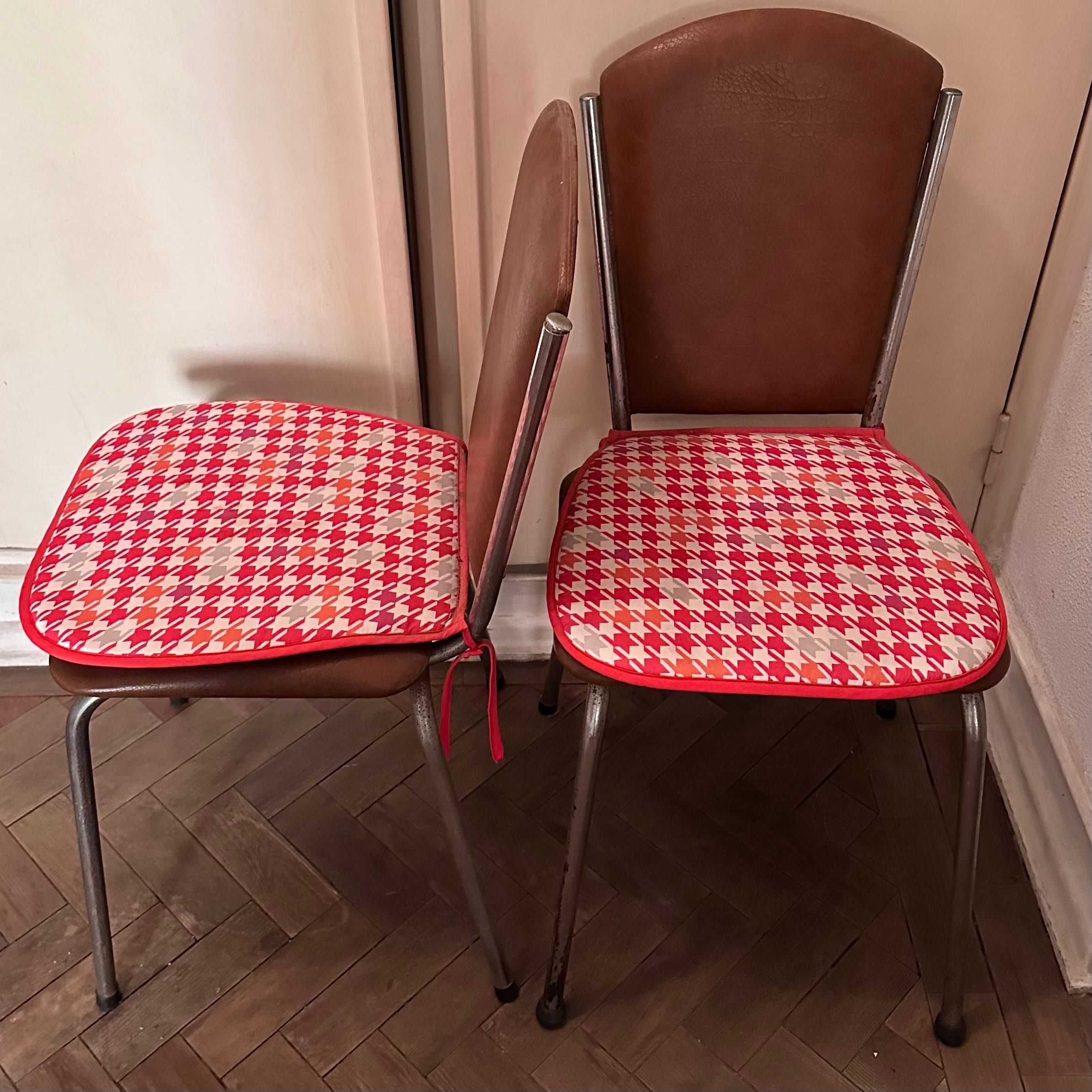 2 cadeiras cozinha com almofadas