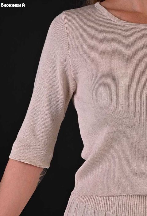 Продам женскую одежду:костюм.