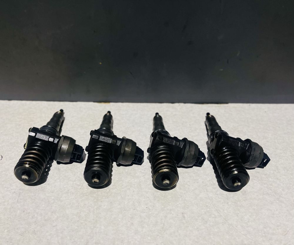 Насос форсунка Гольф 5 6 форсунки 038130079TX Passat B6 Touran Seat VW