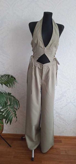 Kombinezon khaki z dekoltem z szeroką nogawka PrettyLittleThing