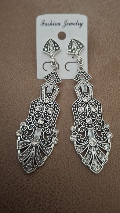 Довгі сережки в вінтажному стилі