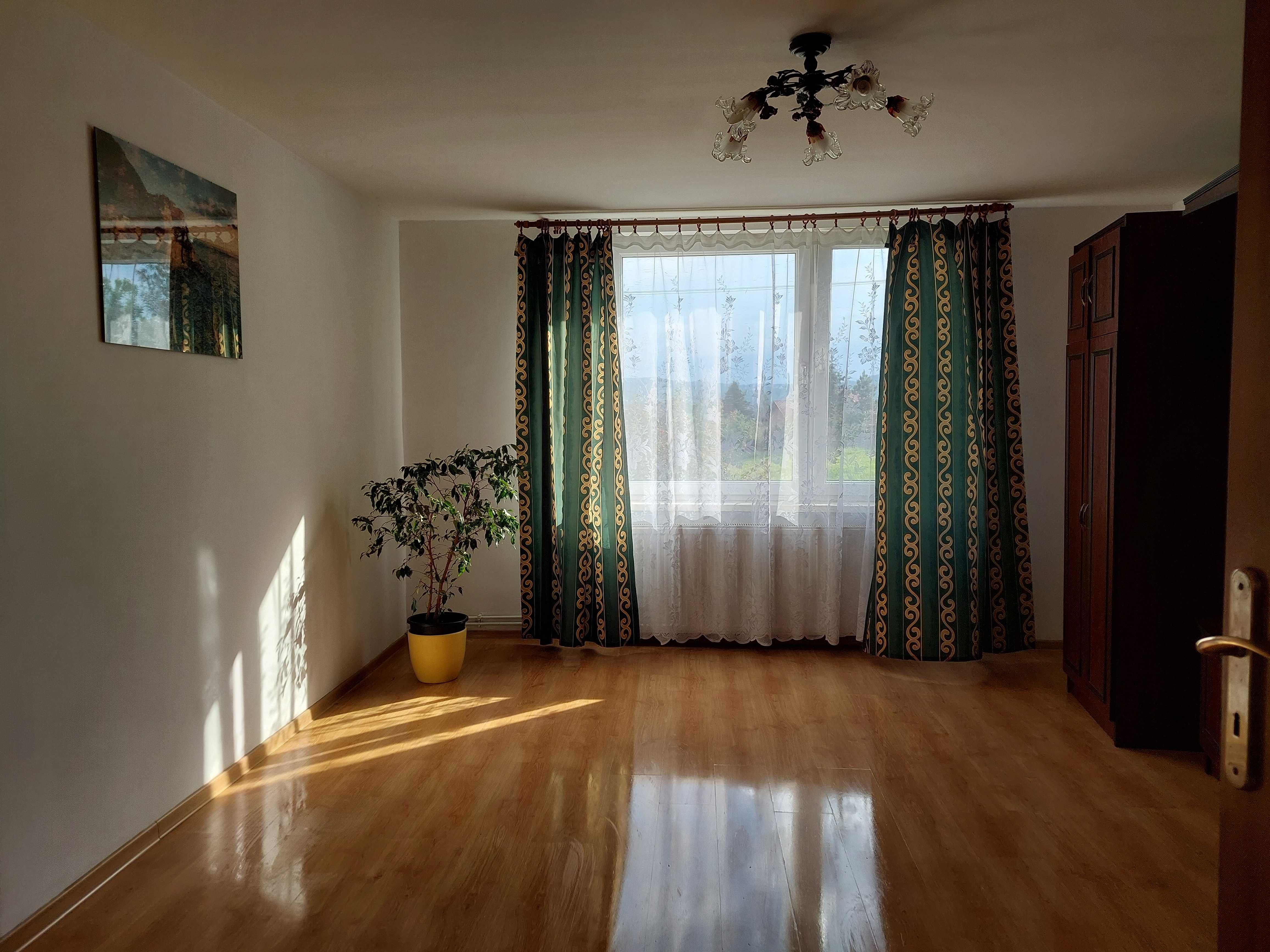 Domek wśród zieleni, w spokojnej okolicy niedaleko miasta