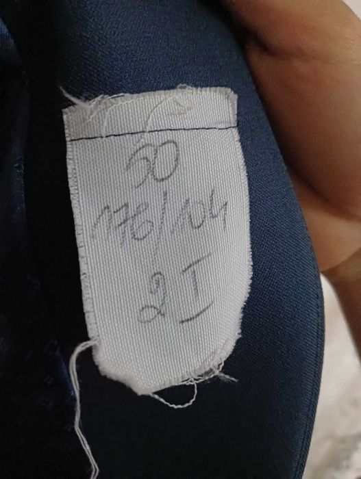 Garnitur jak nowy 176/104, założony raz.  GRATIS pokrowiec.