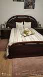 Mobilia de quarto com cama, mesas de cabeceira, comoda e cadeirao