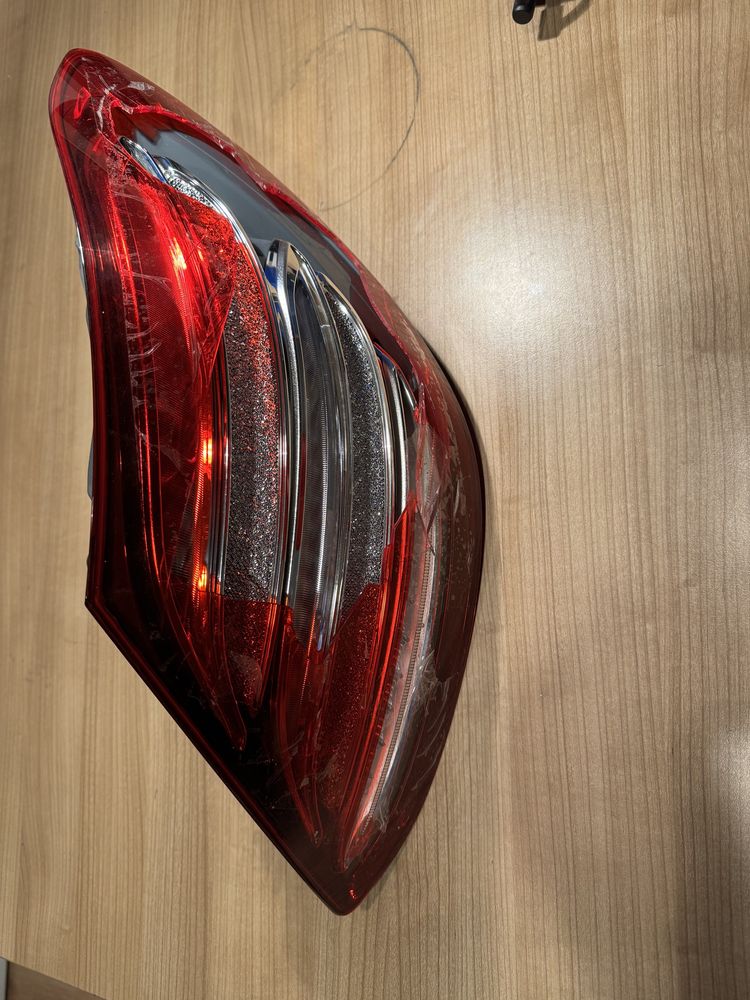 Lampa tył prawa mercedes E klasa uszkodzona