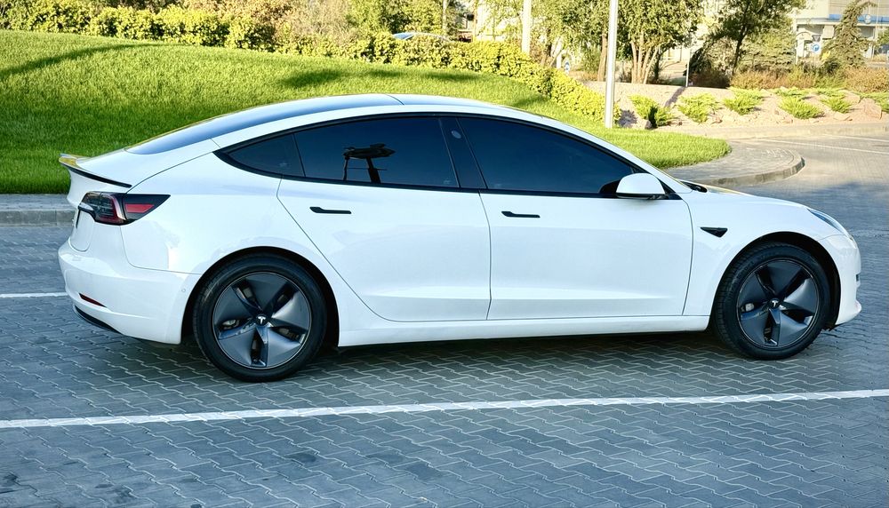 Tesla model 3 2021