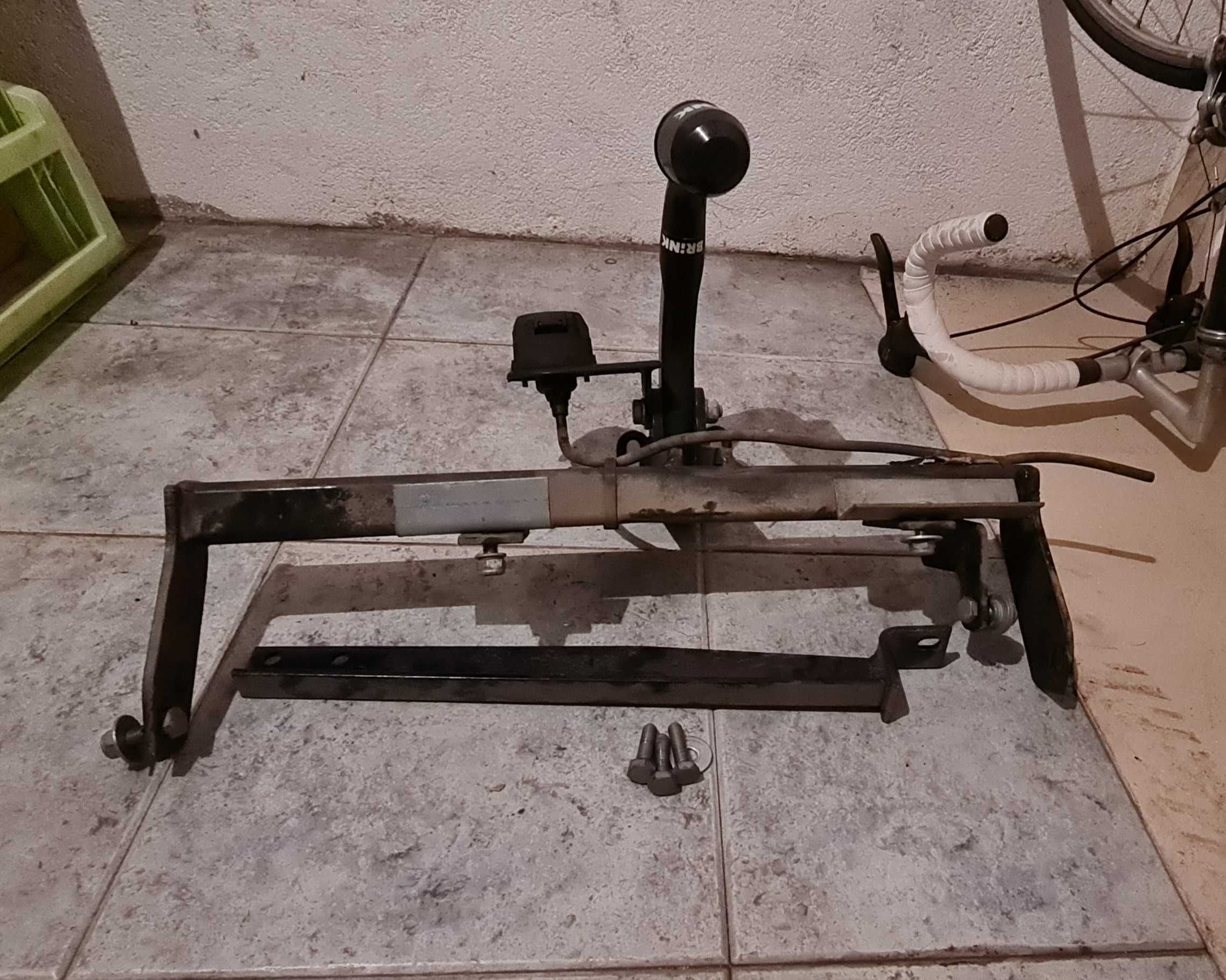 Estrutura para engate de reboque automovel