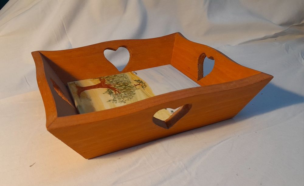 Tabuleiro de chá, em azulejo pintado e madeira