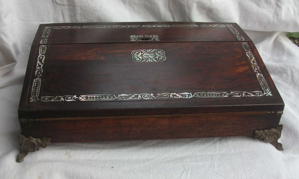 Escrivaninha portátil em pau rosa e madrepérola. Caixa de escrita.