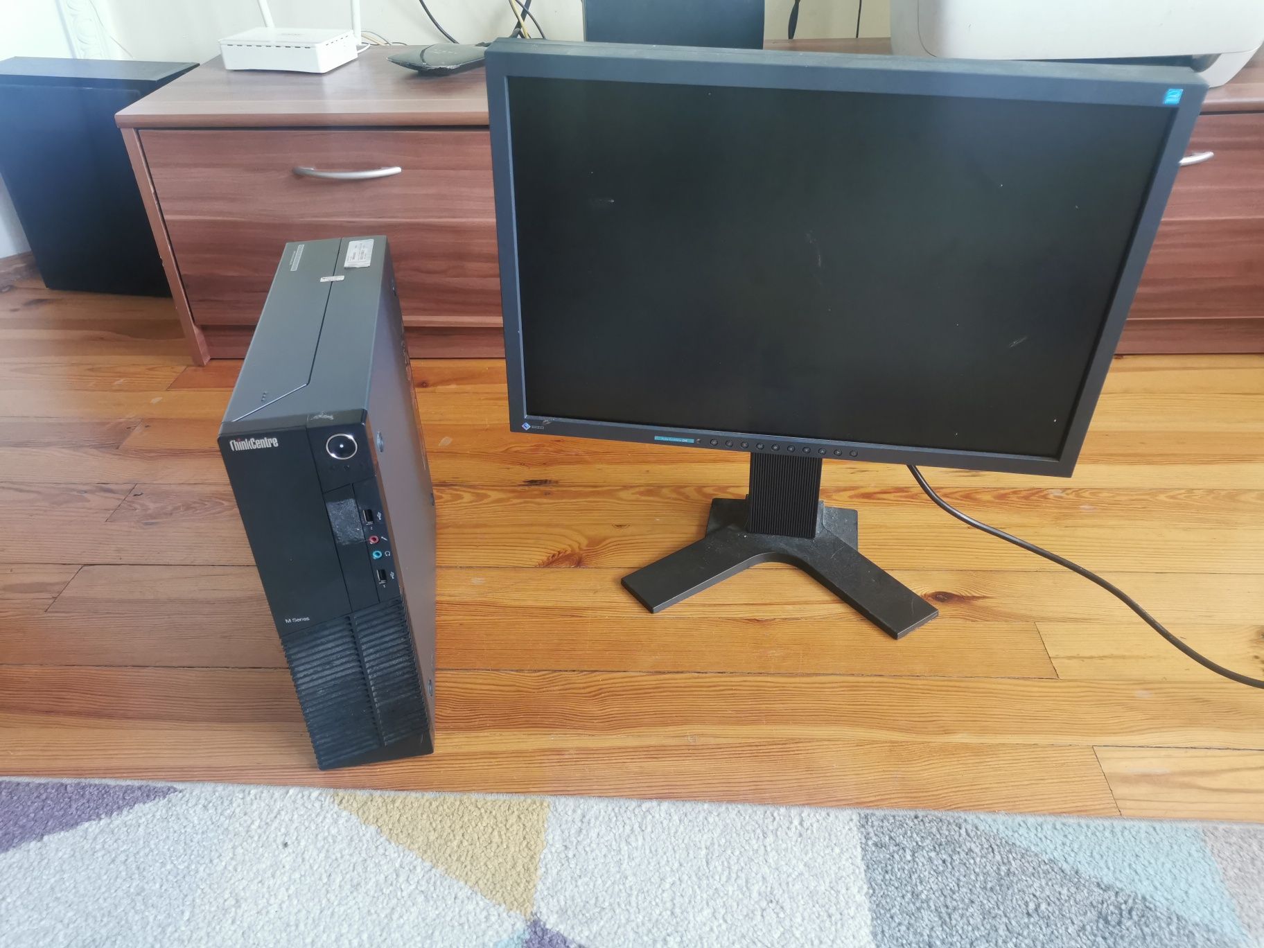 Komputer Lenovo ThinkCentre z monitorem