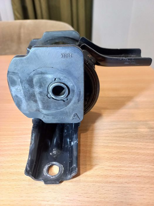 Подушка двигуна на міцубіші АСХ 1.6 права оригінал