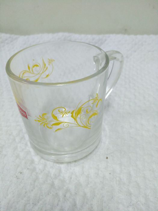 Variedade de copos antigos com publicidade para coleção