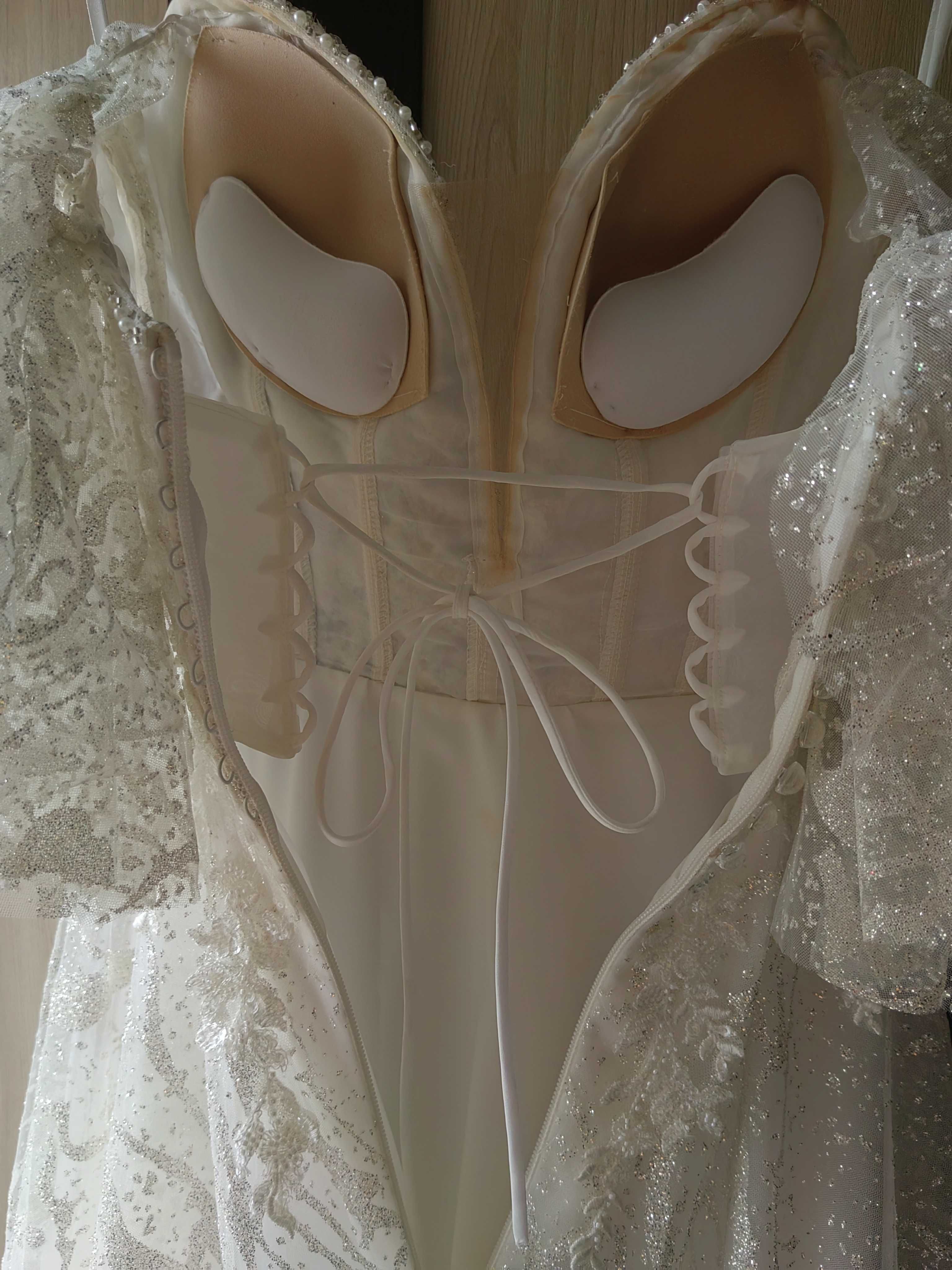Błyszcząca suknia ślubna