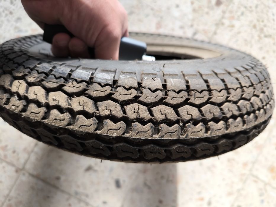 Vários pneus motorizadas triciclos e motociclos