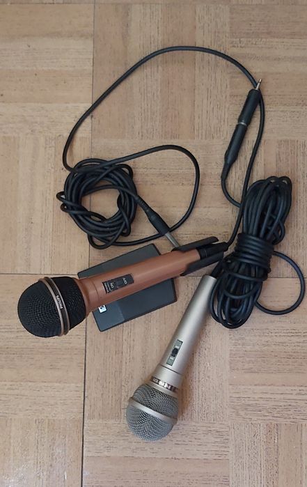 Microfones, pedal de volume e degrau de guitarra