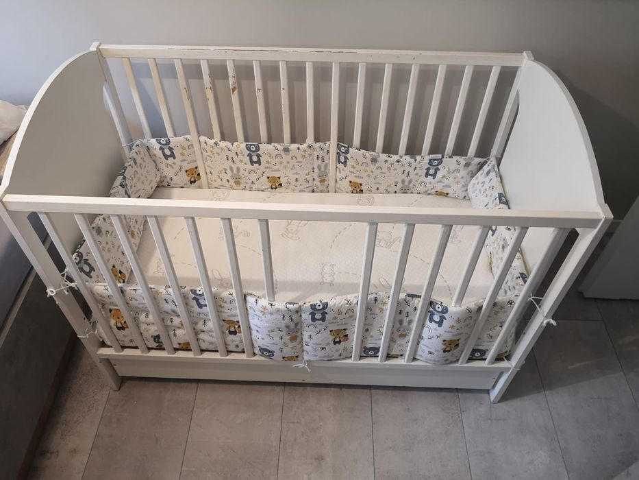 Łóżeczko niemowlęce drewniane z szufladą