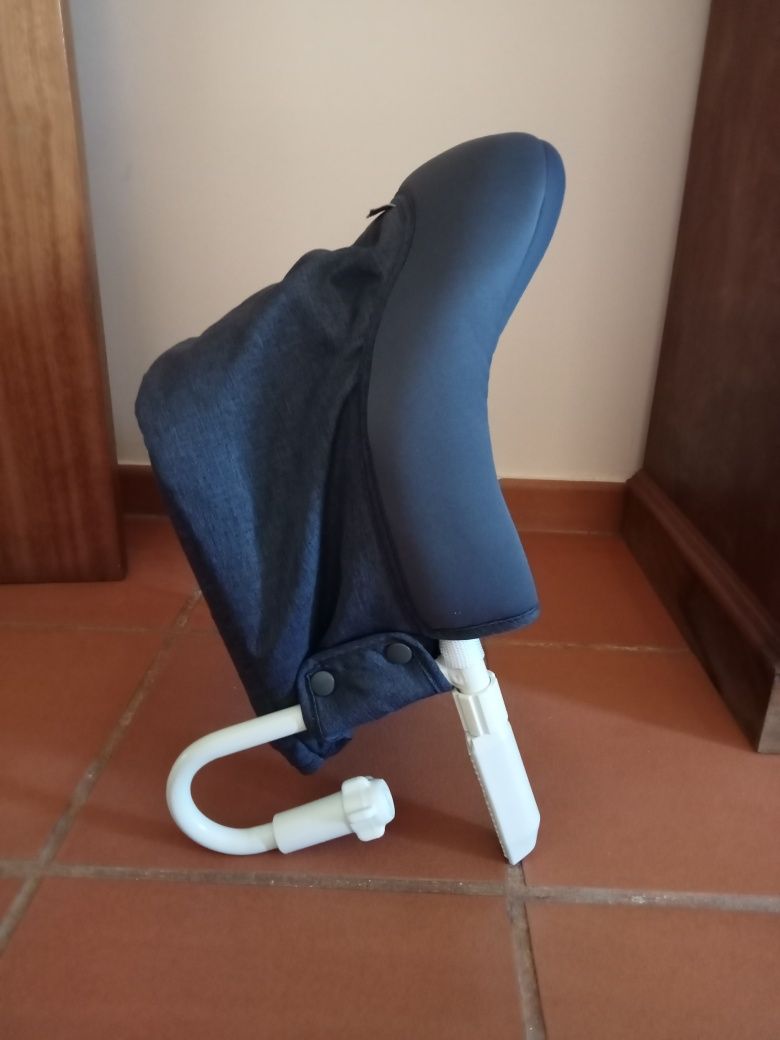 Cadeira bebé portátil para mesa.