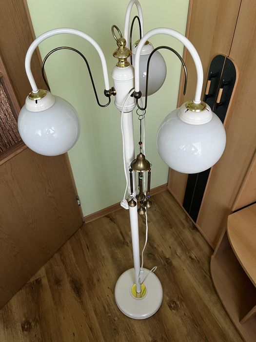 Lampa biała stojąca