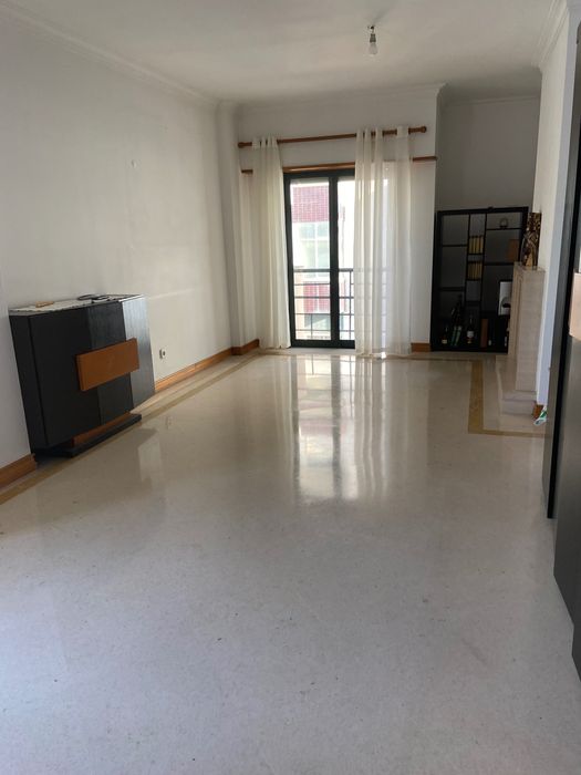 Quarto grande junto Gare do Oriente